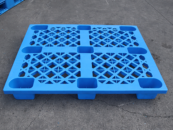 叉車與九腳塑料托盤尺寸匹配，降低應用破損